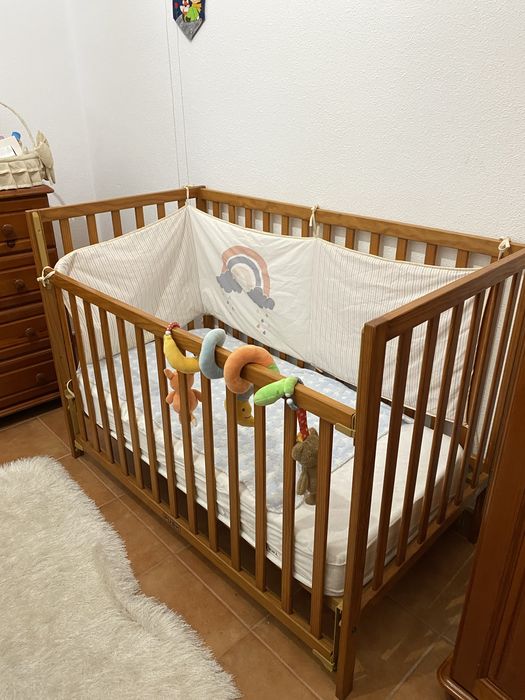 Cama de grades bébé. Madeira e ajustavel