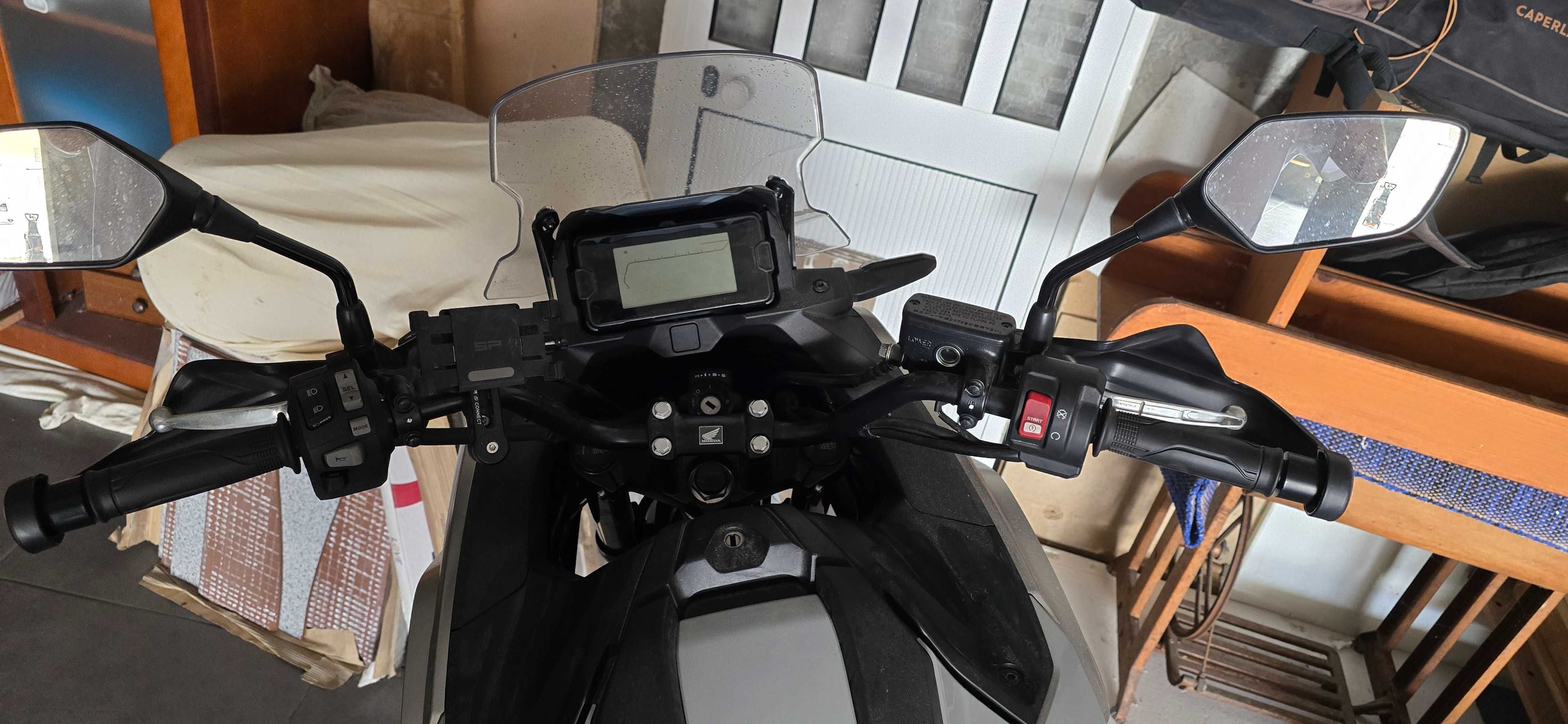 Mota nc750x  4000 km caixa manual crosh bars ,protetor de maos .