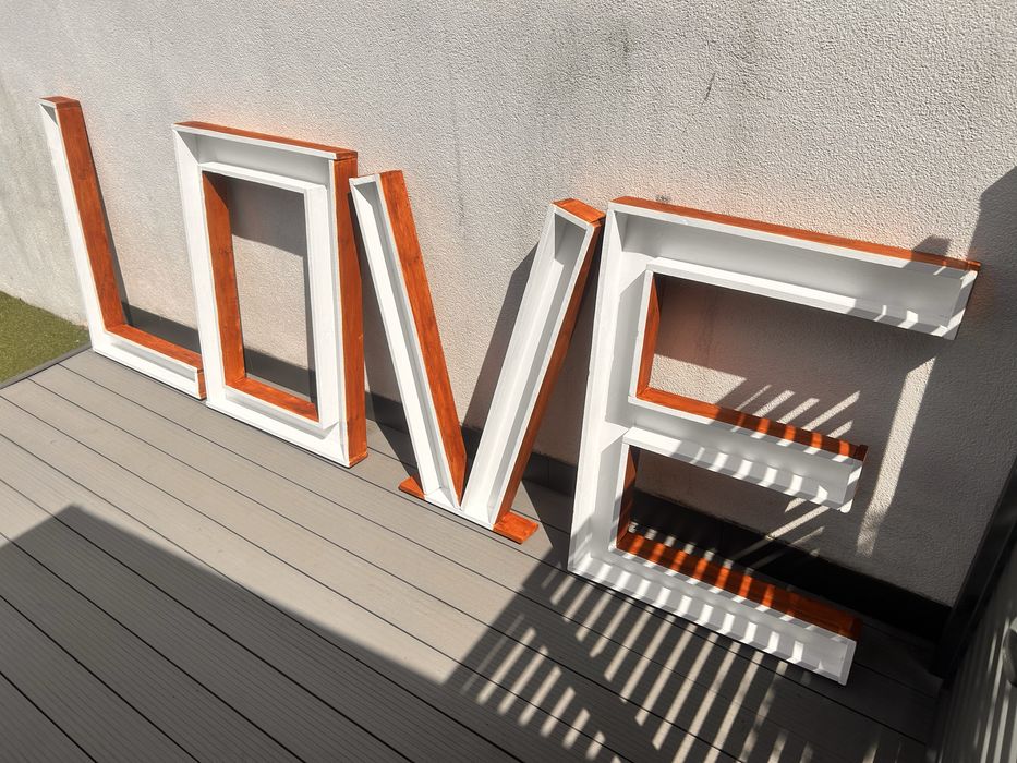 Napis love na wesele ścianka pary mlodej drewniana