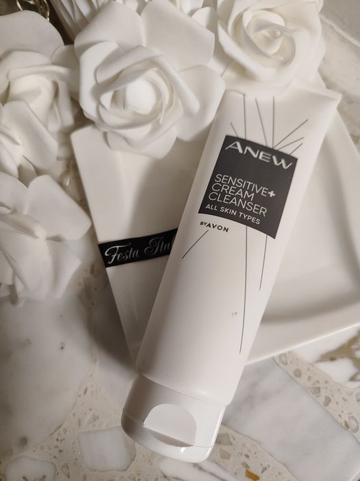 Kojący krem oczyszczający Avon Anew Sensitive
