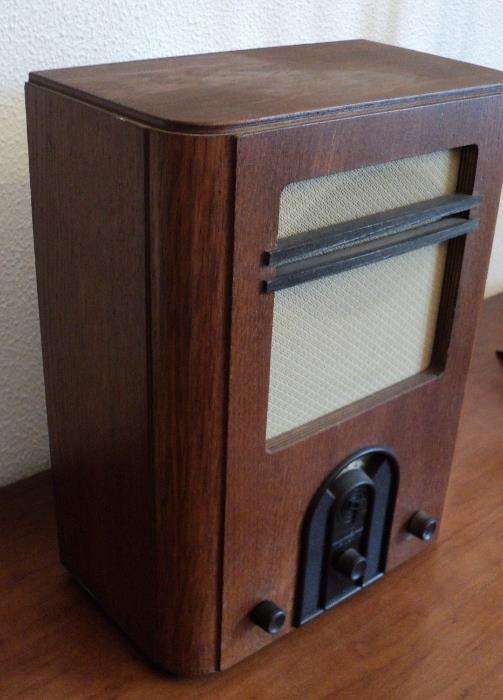 Radio antigo de madeira dos anos 70-80 - a tocar bem