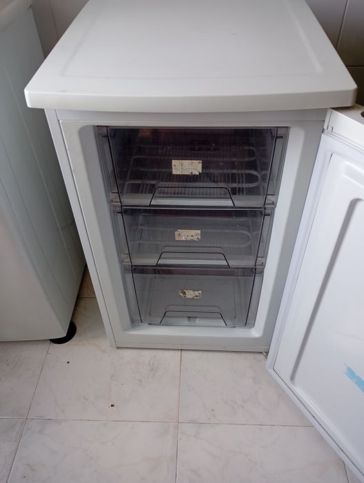 Arca vertical com 3 gavetas