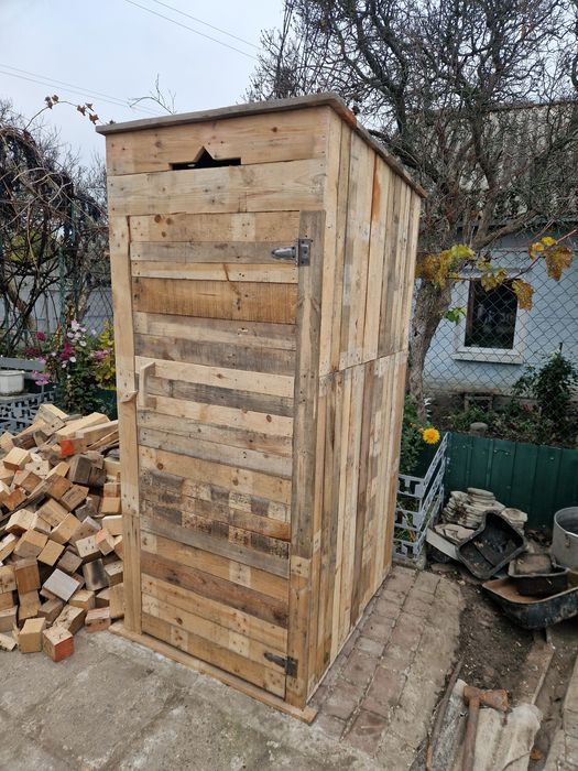 Деревяний туалет