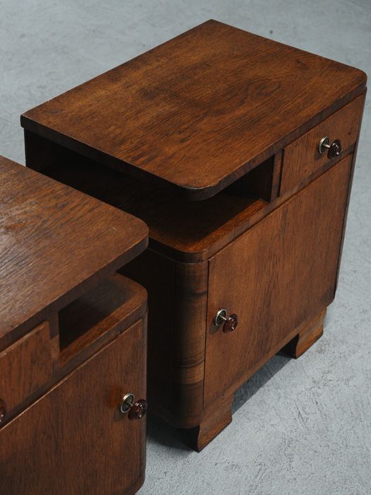 Mesas de cabeceira art deco em Carvalho maciço