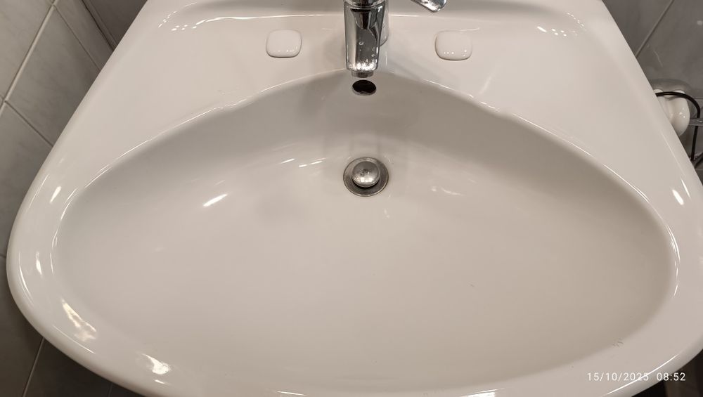 Dois Lavatórios brancos Valadares