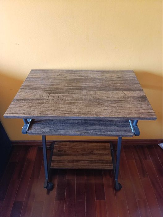 Mesa de computador pequena