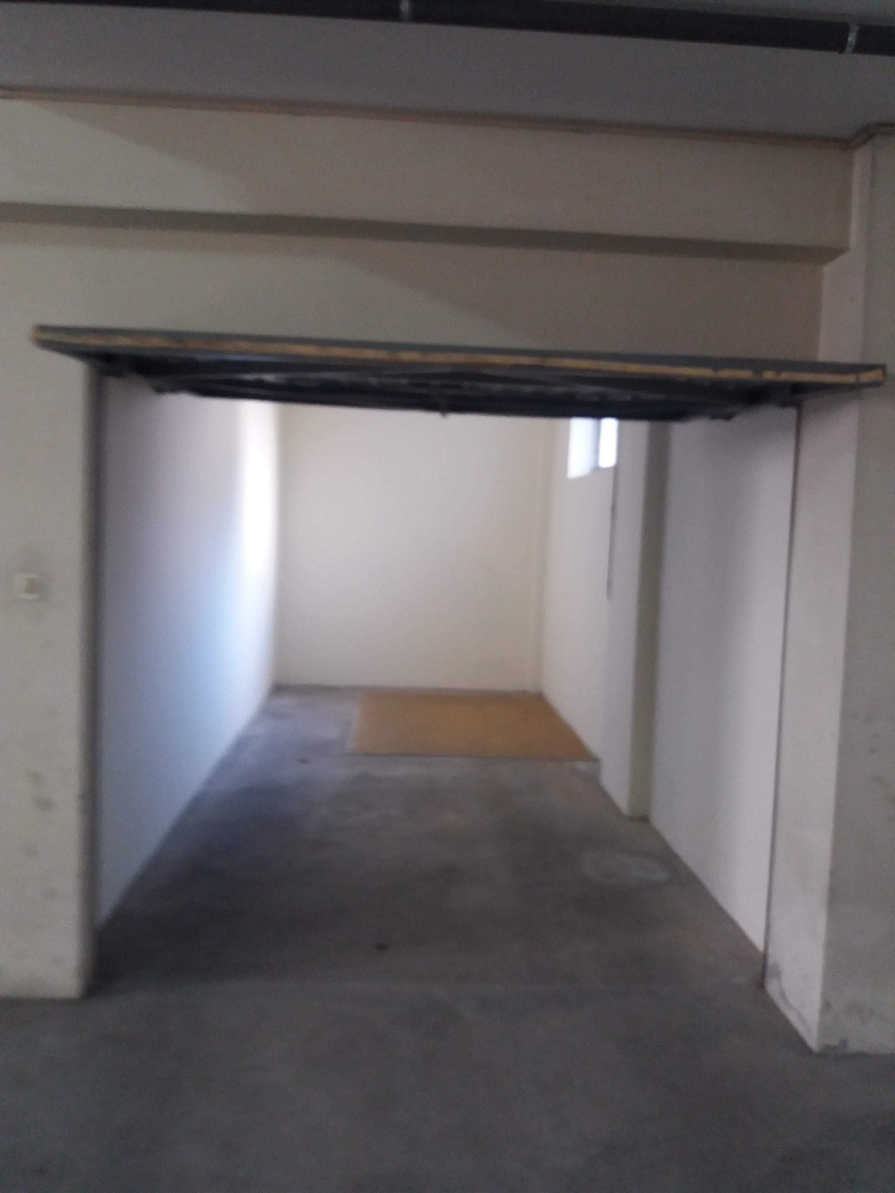 Arrendo garagem fechada no bairro do Liceu