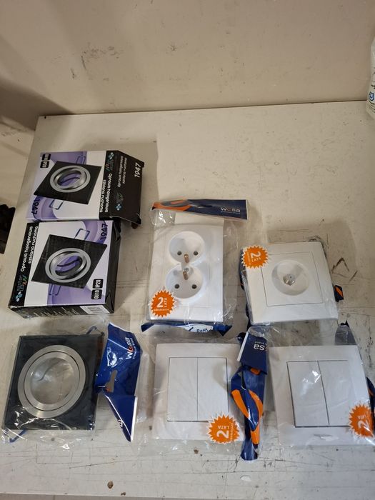 2x Oprawa halogenowa szklana ruchoma + 2x włącznik 1x gniazdko Wesa