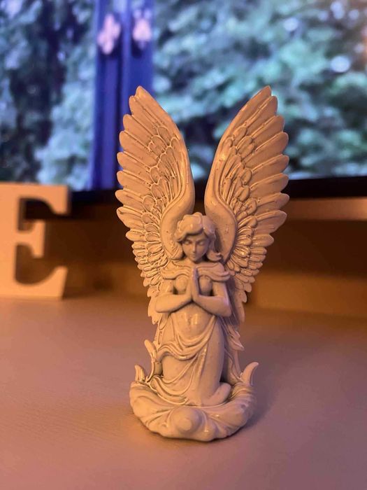 Świąteczna Figurka Anioła – symbol wiary, nadziei i modlitwy