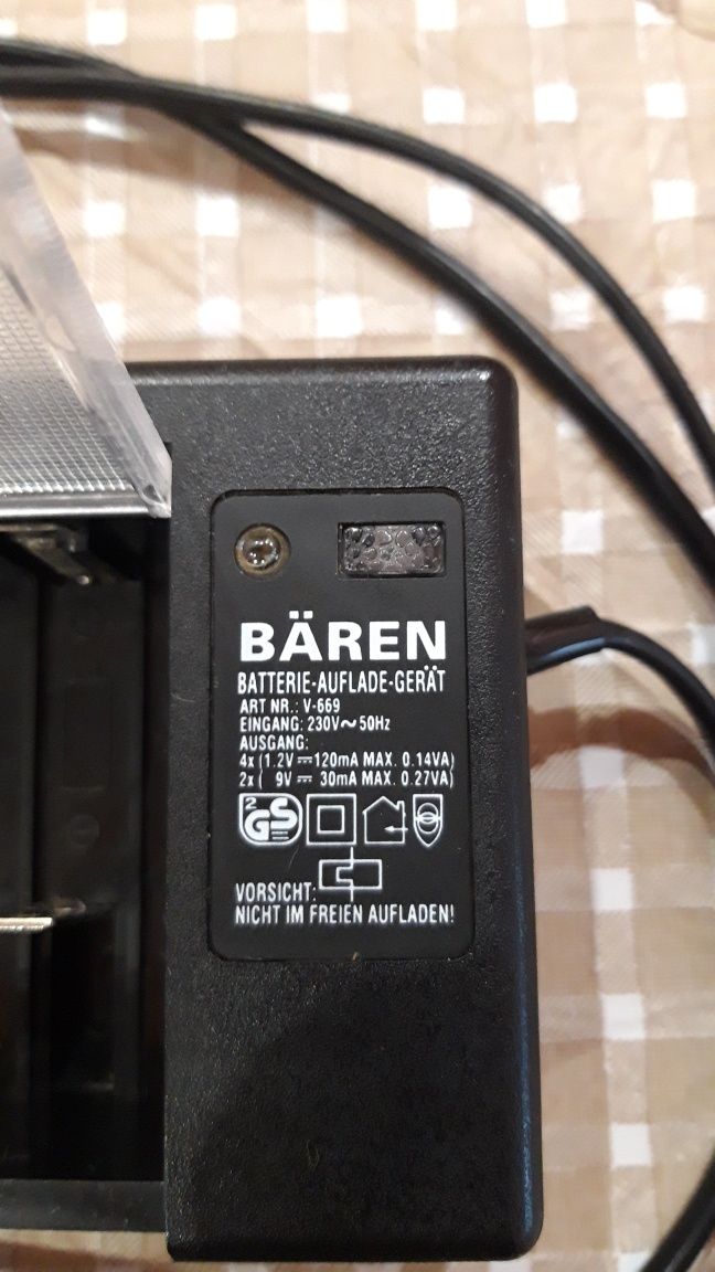 BAREN  зарядное устройство для акамуляторных батареек.