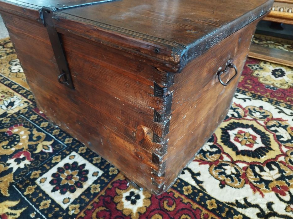 stara skrzynia wojskowa kufer