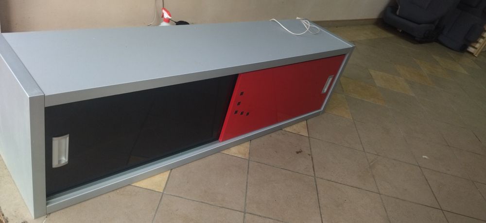 Szafka wisząca z oświetleniem LED