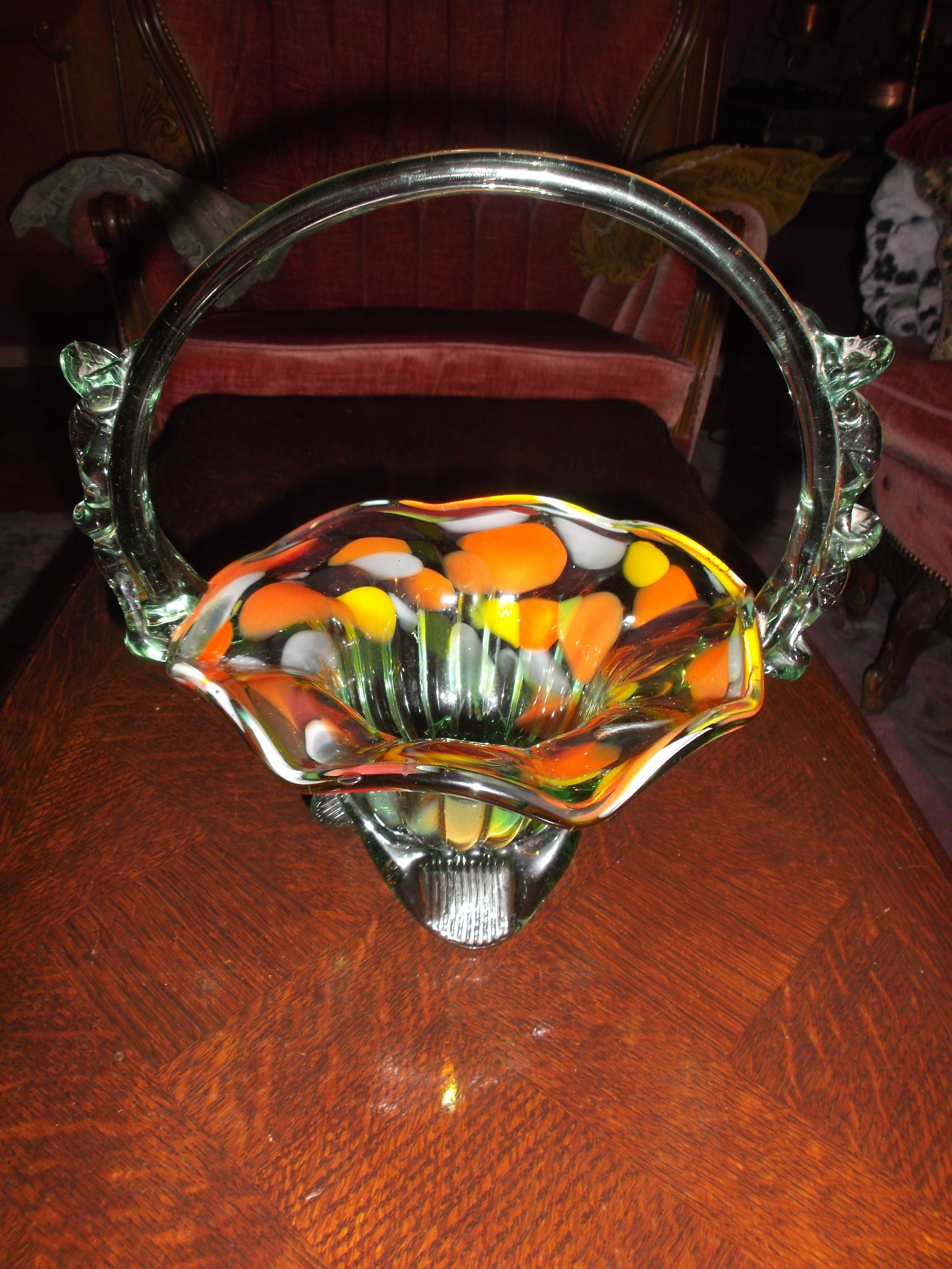 Stylowy duży koszyk szklany kolorowany z dużym okrągłym uchwytem