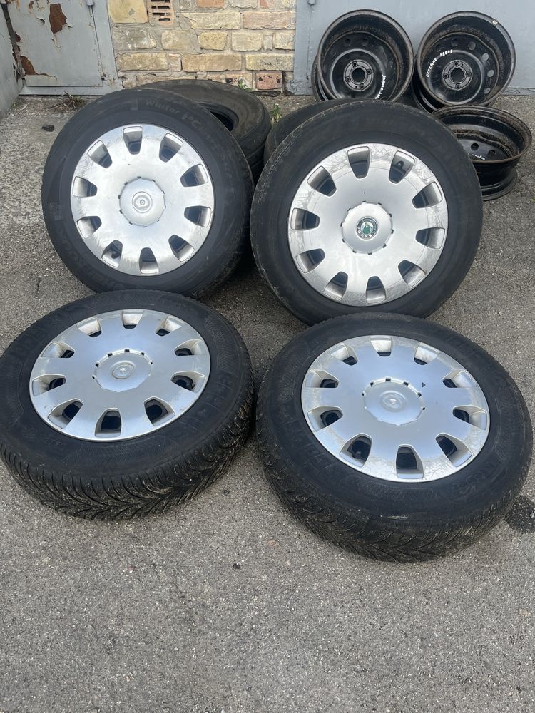 Продам гуму на залізних дисках з ковпаками.