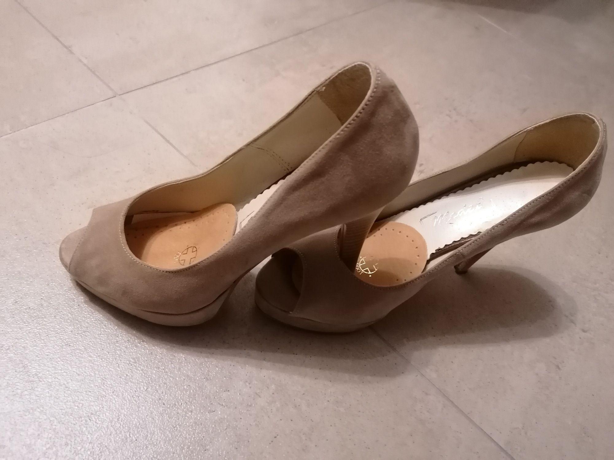 Sprzedam eleganckie buty . Beżowe rozmiar 39