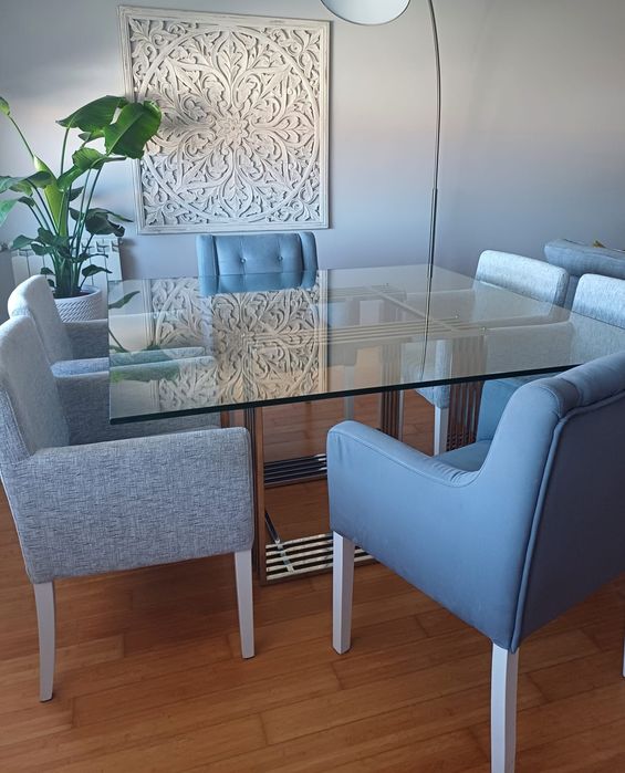 Mesa de vidro com pés em aço inoxidável