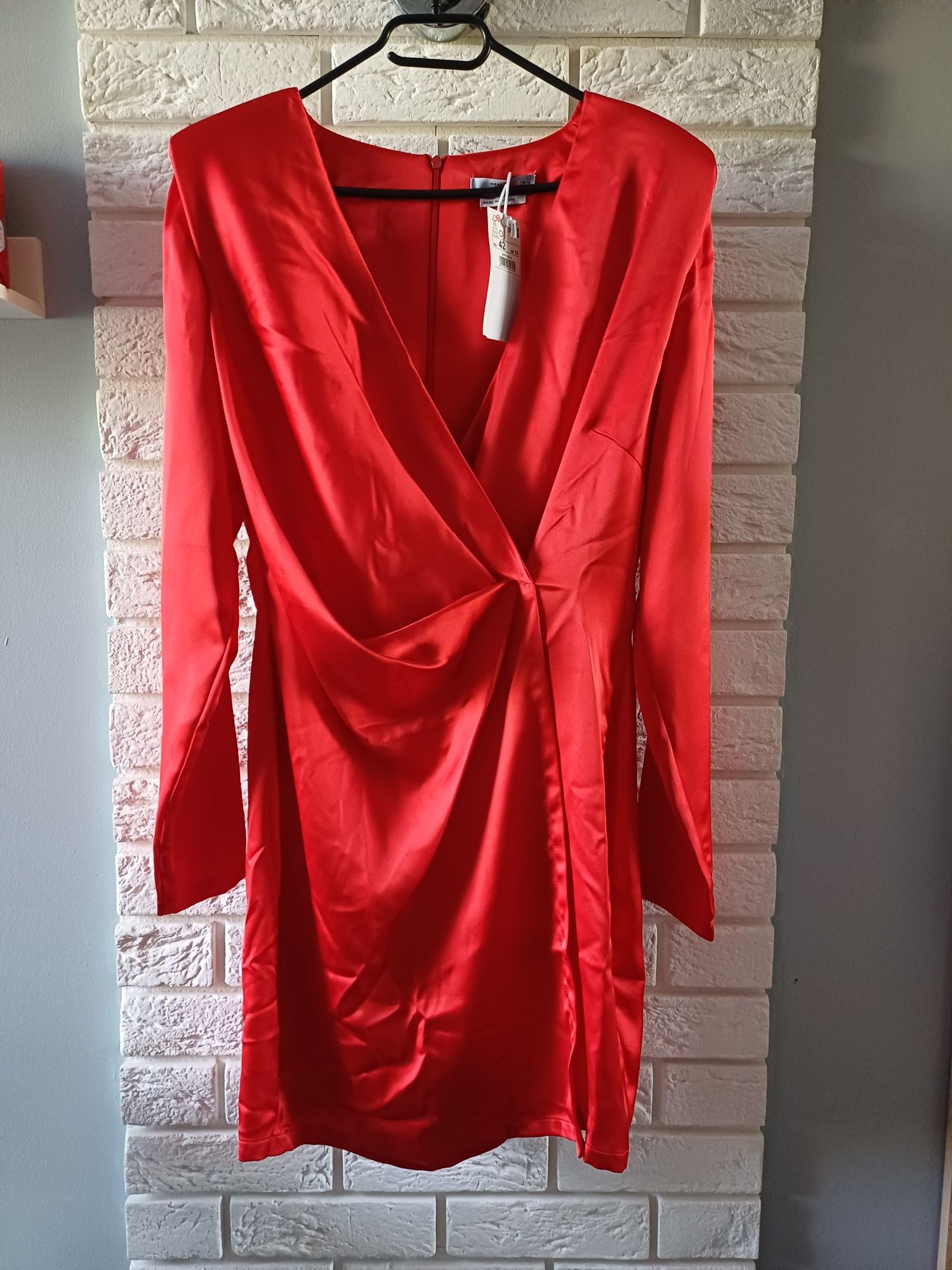 Satynowa czerwona sukienka