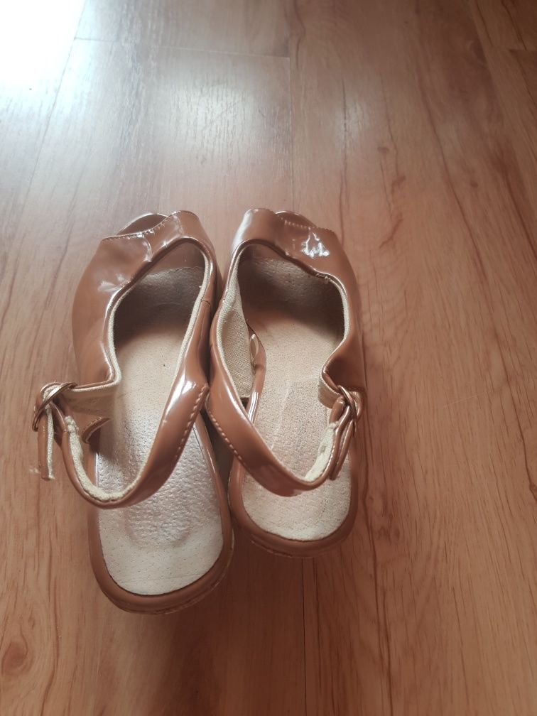 Buty damskie na lekkiej koturnie rozmiar 38