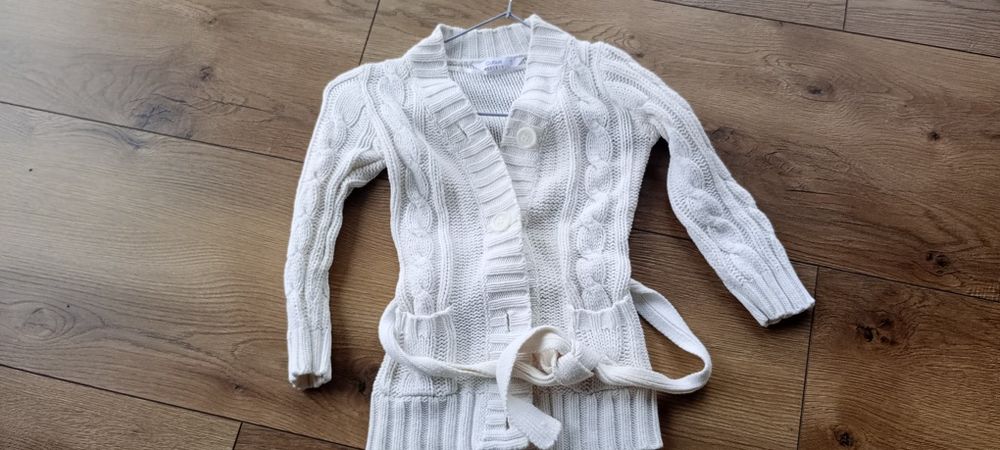 Sweterek biały zapinamy rozm 98