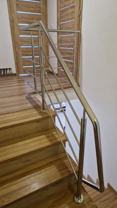 Balustrady malowane proszkowo i ze stali nierdzewnej