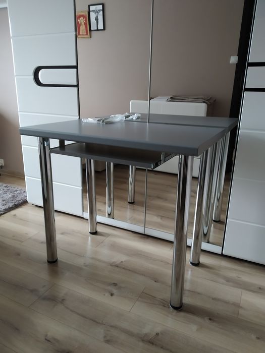 Biurko koloru szarego