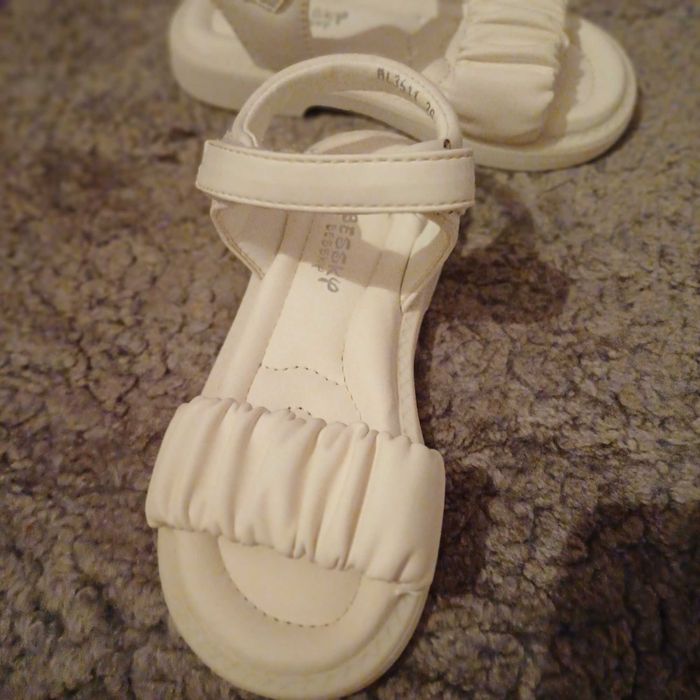 Сандалі на дівчинку