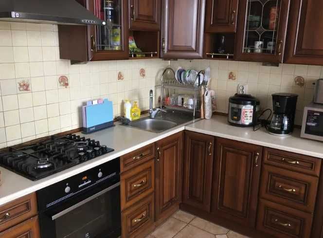 Затишна 4 кімнатна квартира з хорошим ремонтом!