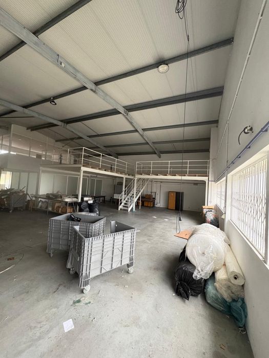 Plataforma em ferro “mezanini” com escada