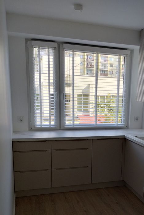 Żaluzje drewniane białe