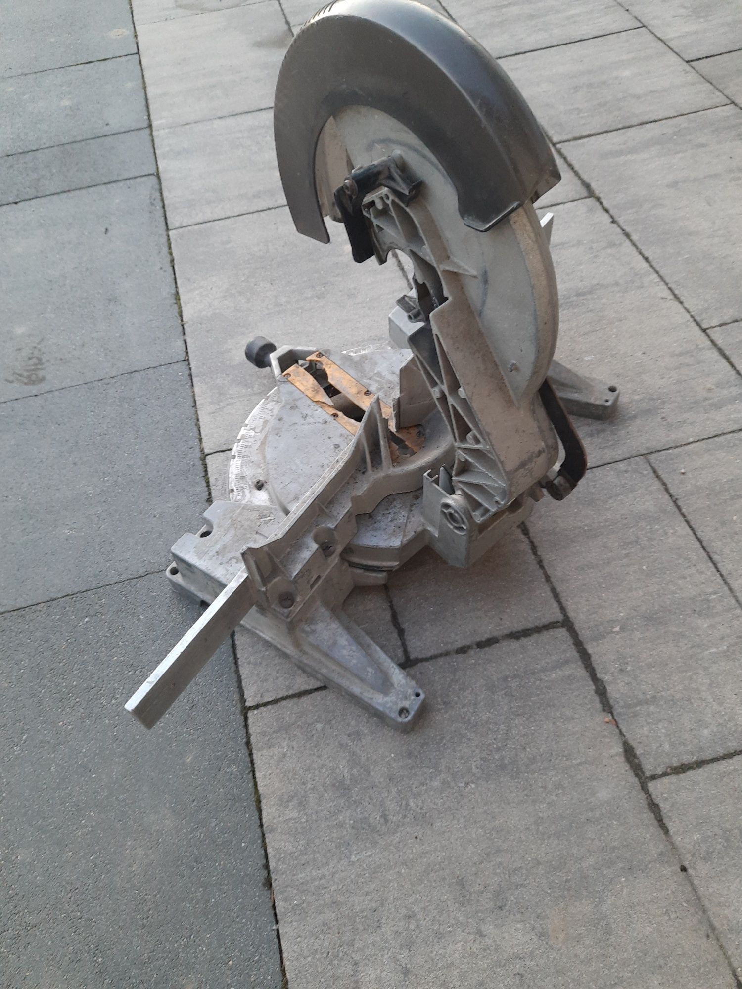 Ukosnica pila dewalt beż silnika