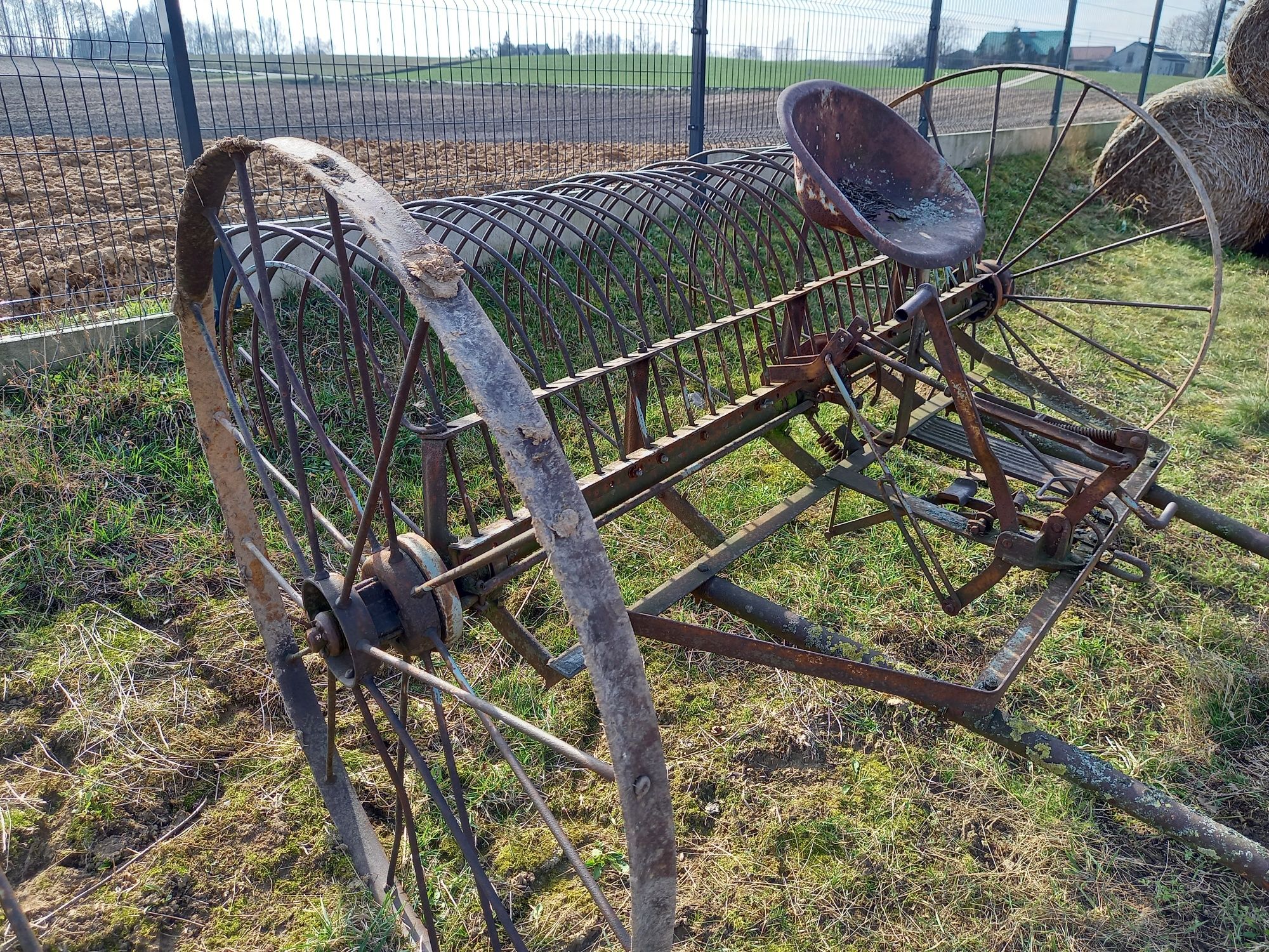 Narzędzia konne antyki zabytki zgrabiarka, siewnik, przetrząsarka