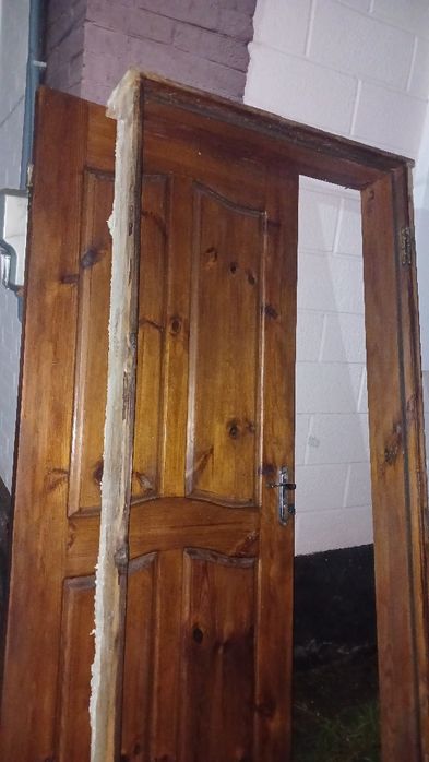 Вхідні двері, в хорошому стані.