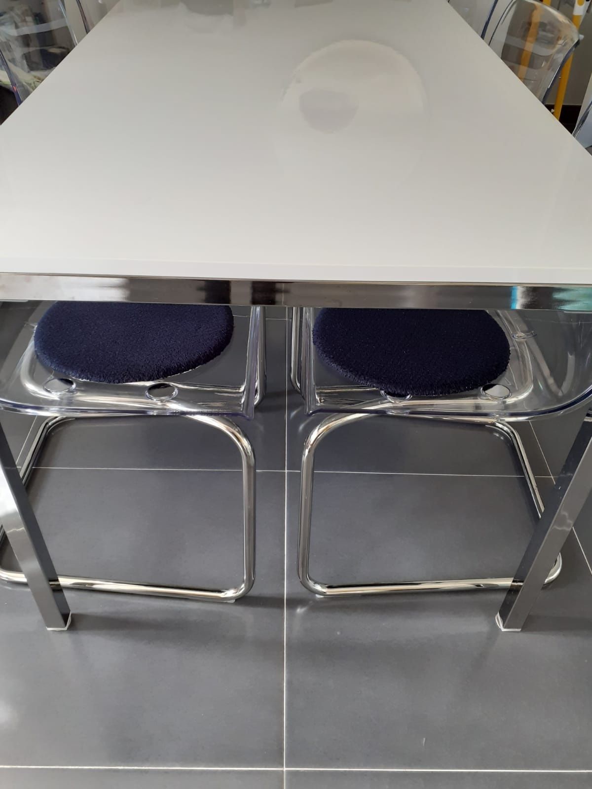 Mesa e cadeiras (6)