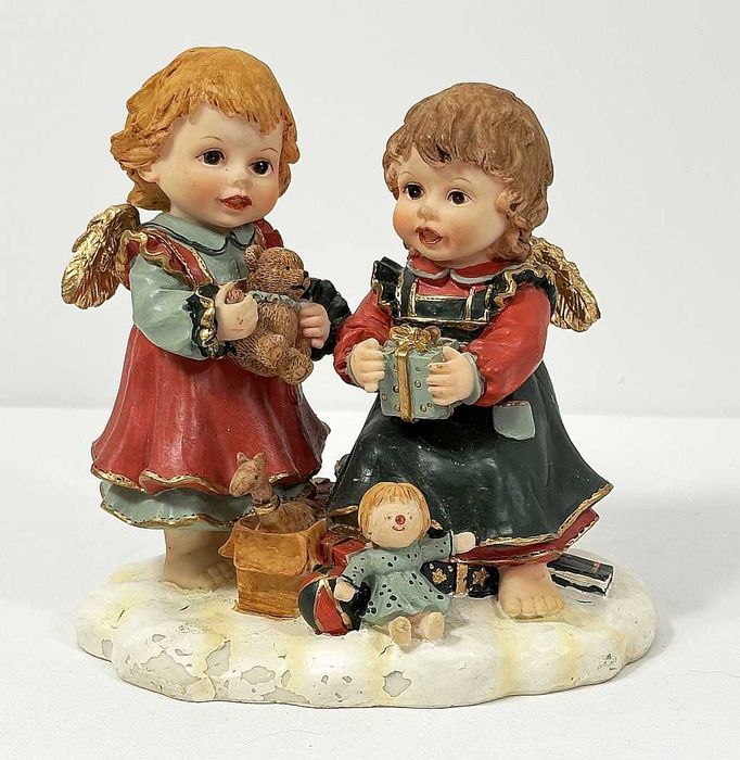 Figurka dwa Aniołki kolorowe z zabawkami Seneca Design 18cm.