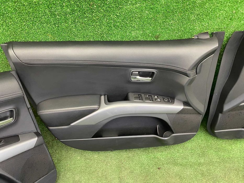 Дверні карти салону Mitsubishi Outlander XL