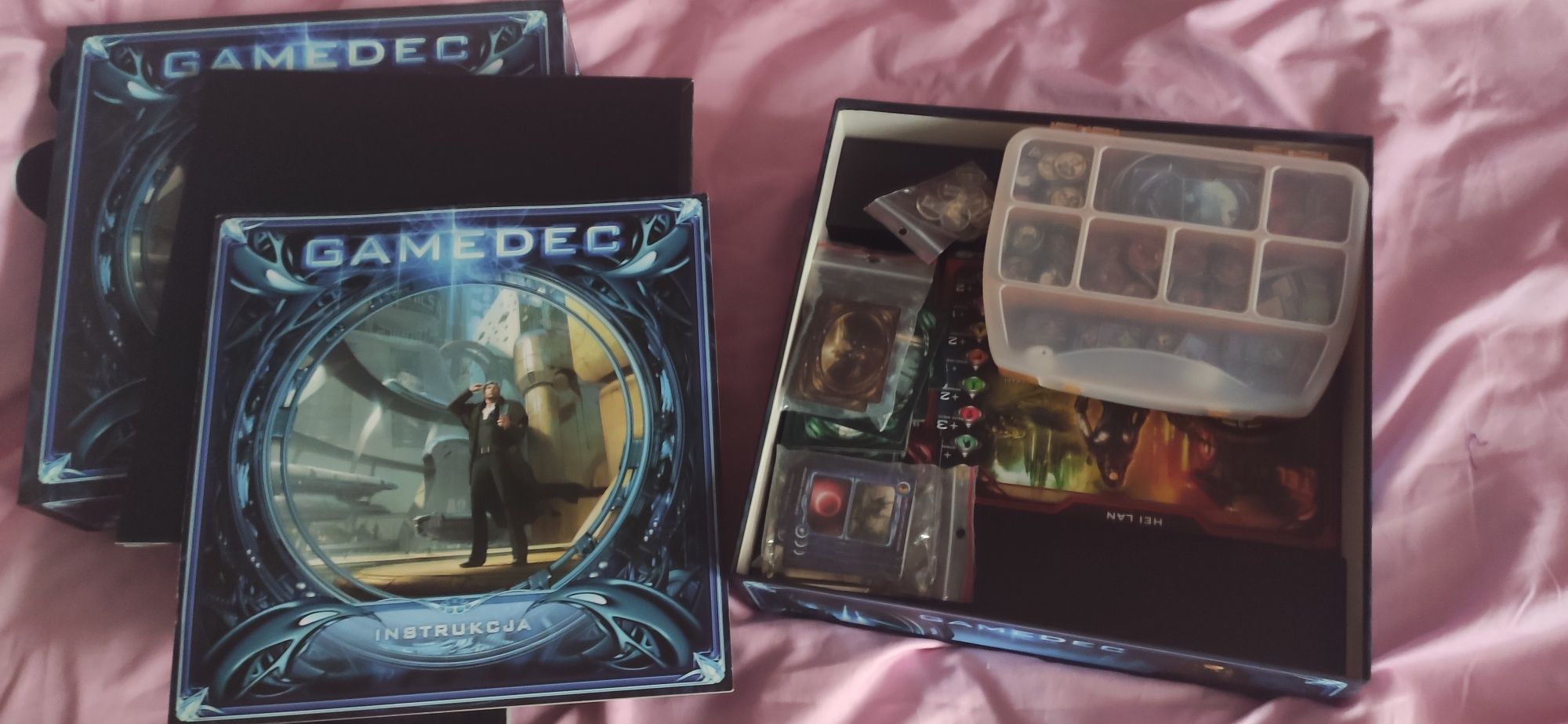 Gamedec gra planszowa karciana żetony detektywistyczna future scifi