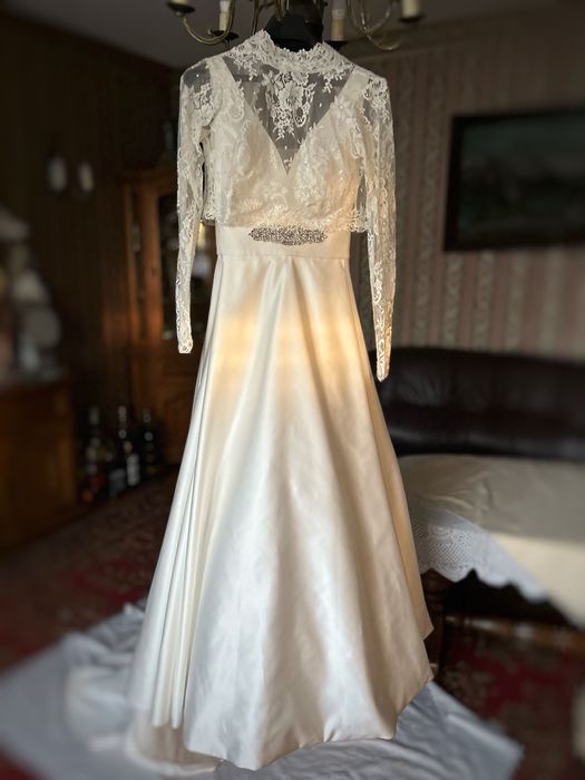 Sprzedam satynową suknię ślubną z trenem i koronkowym bolerkiem