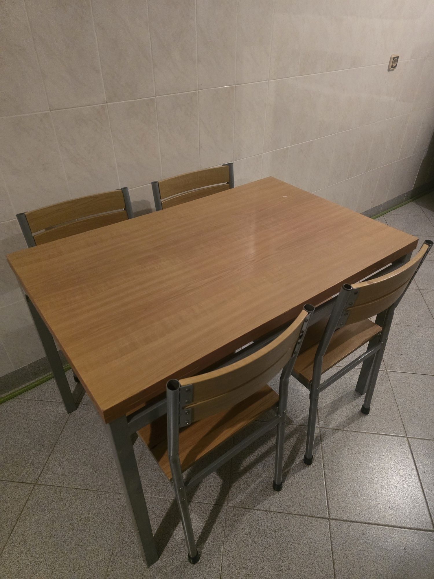 Mesa com quatro cadeiras