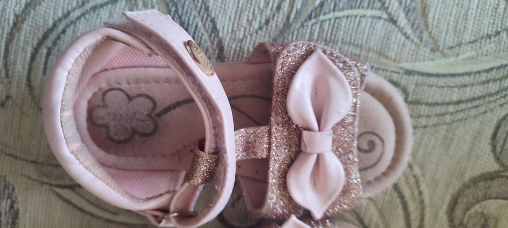 Sandały dla dziewczynki r. 22.