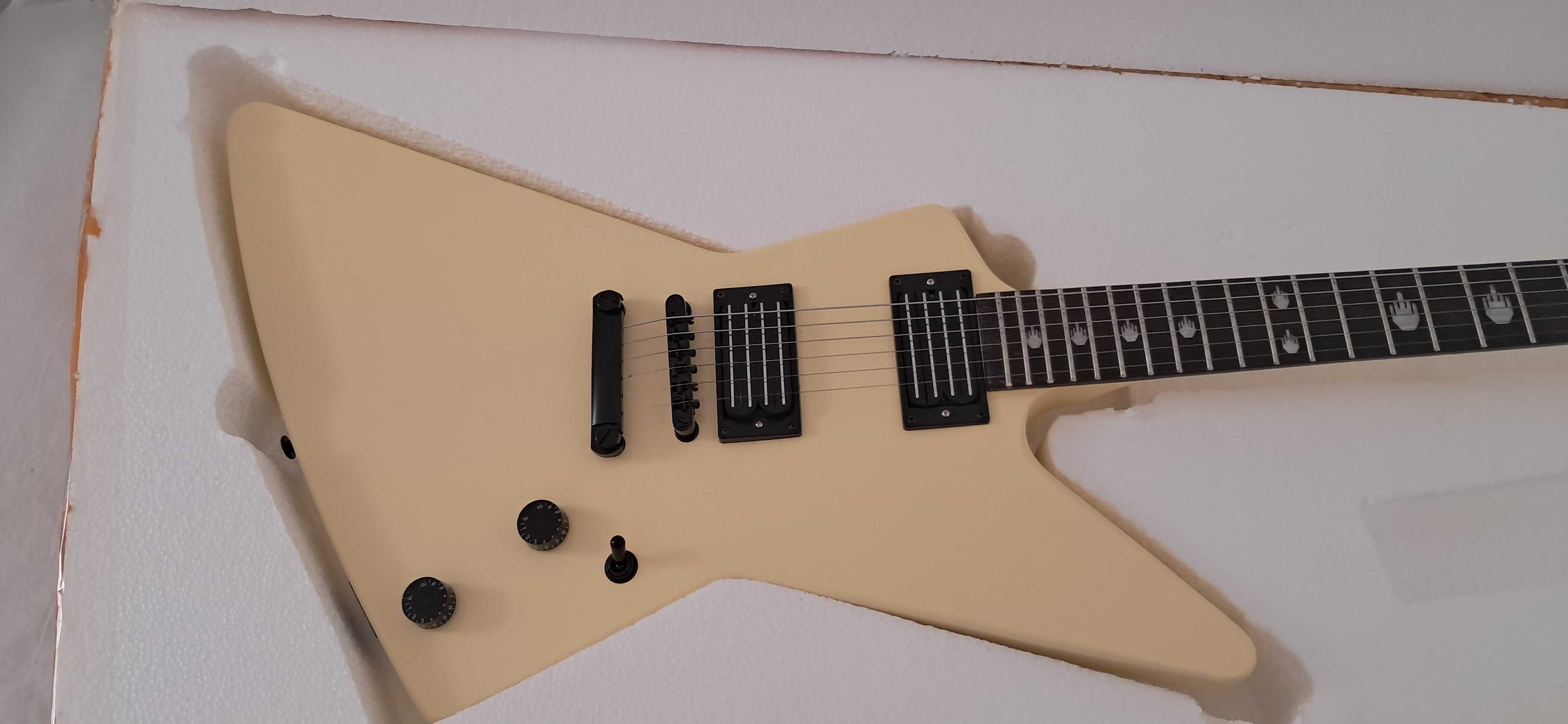 Guitarra elétrica ESP Custom Explorer Nova