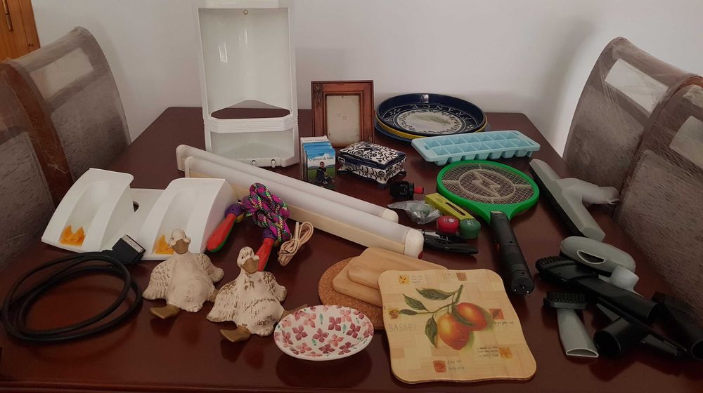 caixa com utensilios para a casa conforme foto tudo a 15€ Oportunidade