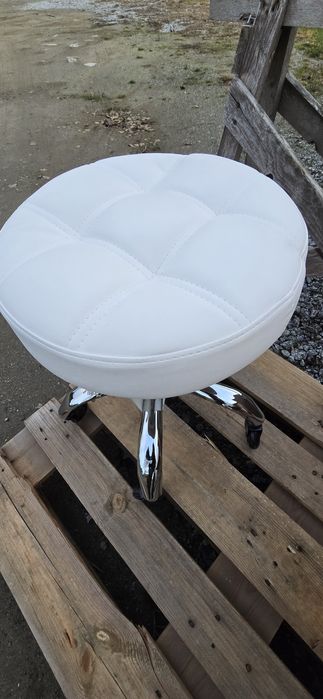 Hoker biały krzesło kosmetyczne fryzjerskie pikowane