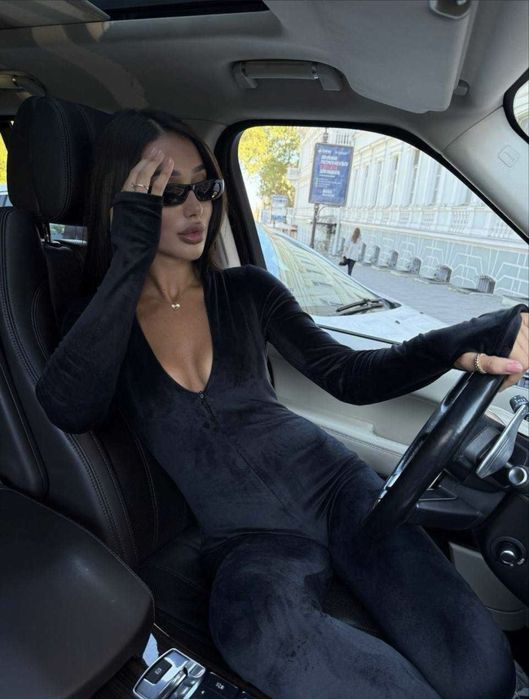 Продам велюровый комбинезон