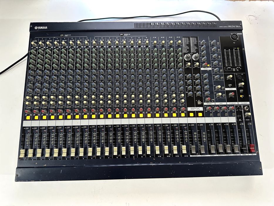 Mesa de mistura Yamaha MG24/14FX