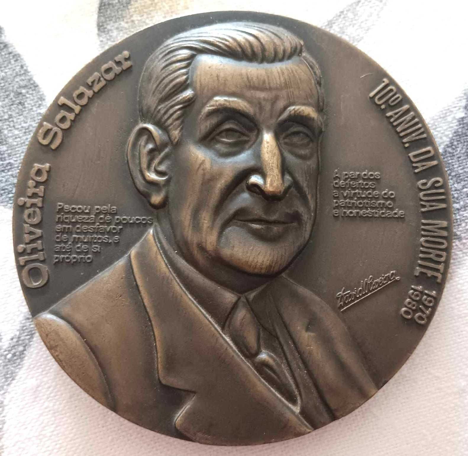 Busto de Salazar, assinado