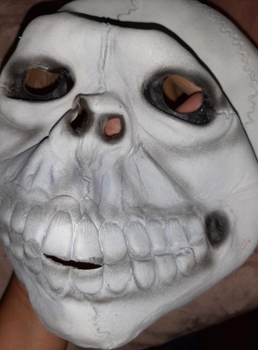 маска на хеллоуин.