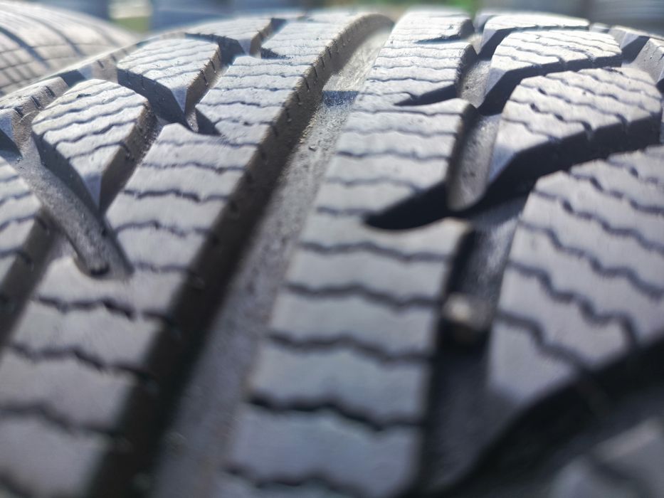 Sprzedam prawie nowe opony 215/55 r16