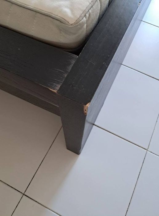 Vendo cama e colchao com marcas de uso