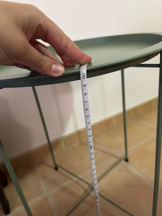 mesa de apoiso redonda em metal verde