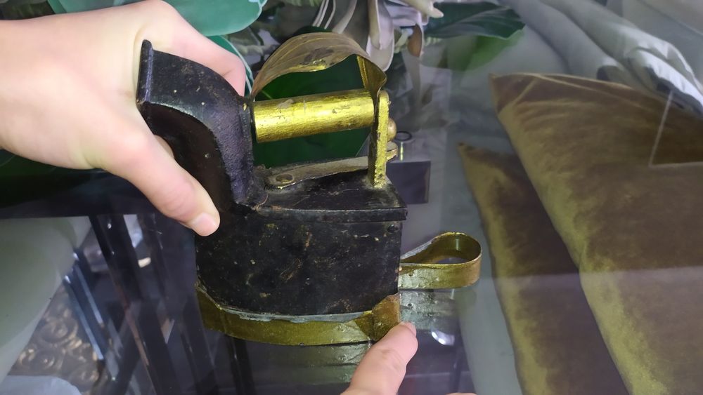 Ferro antigo e raro com base para menina brincar ( + 70 anos)